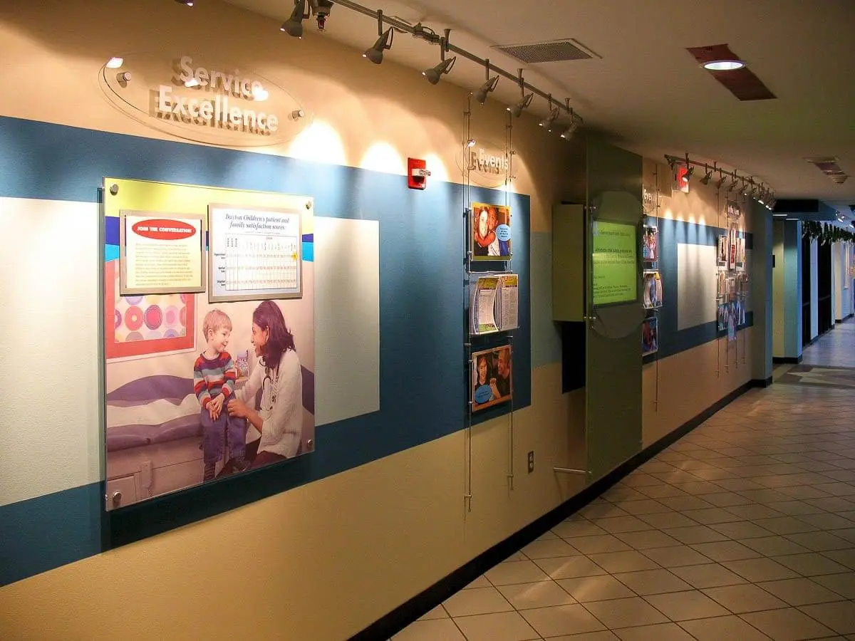 R1004 — Custom Display for Educational Establishment / Rod Suspended