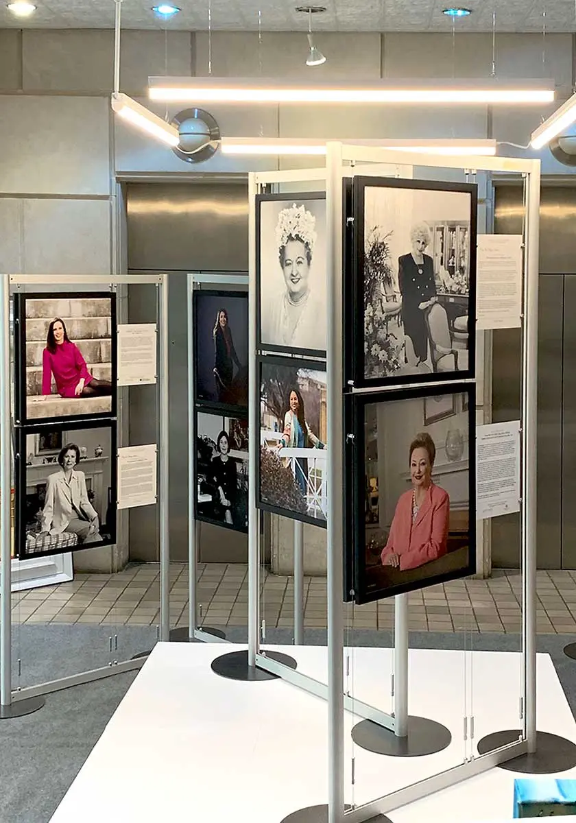M1505 — Modular Free-Style Display Stands