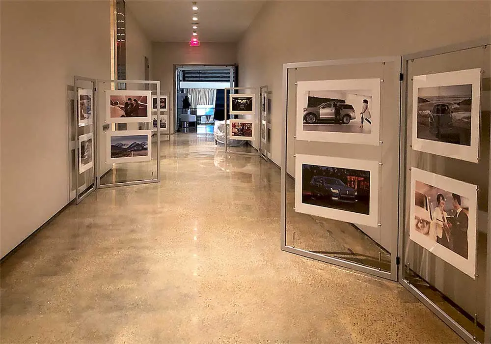 M1804 — Modular Screen-Style Display Stands with Cable Suspensions and Flexible Sides