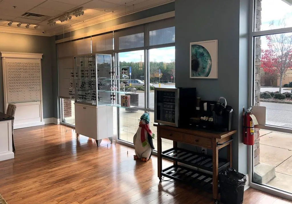 D2010 – Cable Suspended Glass Shelves for Opticians
