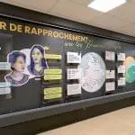 T2050 — Wall-Display with Rail Mounted Tension Cables for Cegep de Rimouski