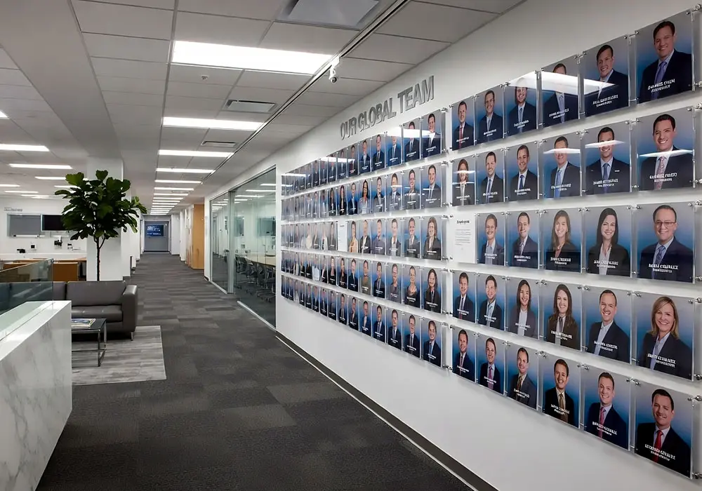 E1002 — Employee Photo Wall Display Mounted with Horizontal Rod System
