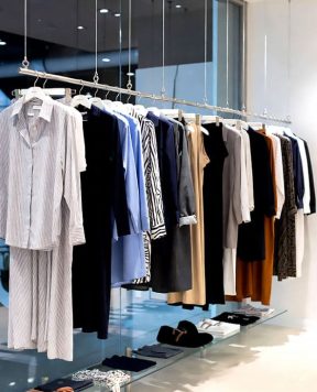 D2011 — Hanging Apparel in Fashion Retailers with Cable-Rod Hanging Rails
