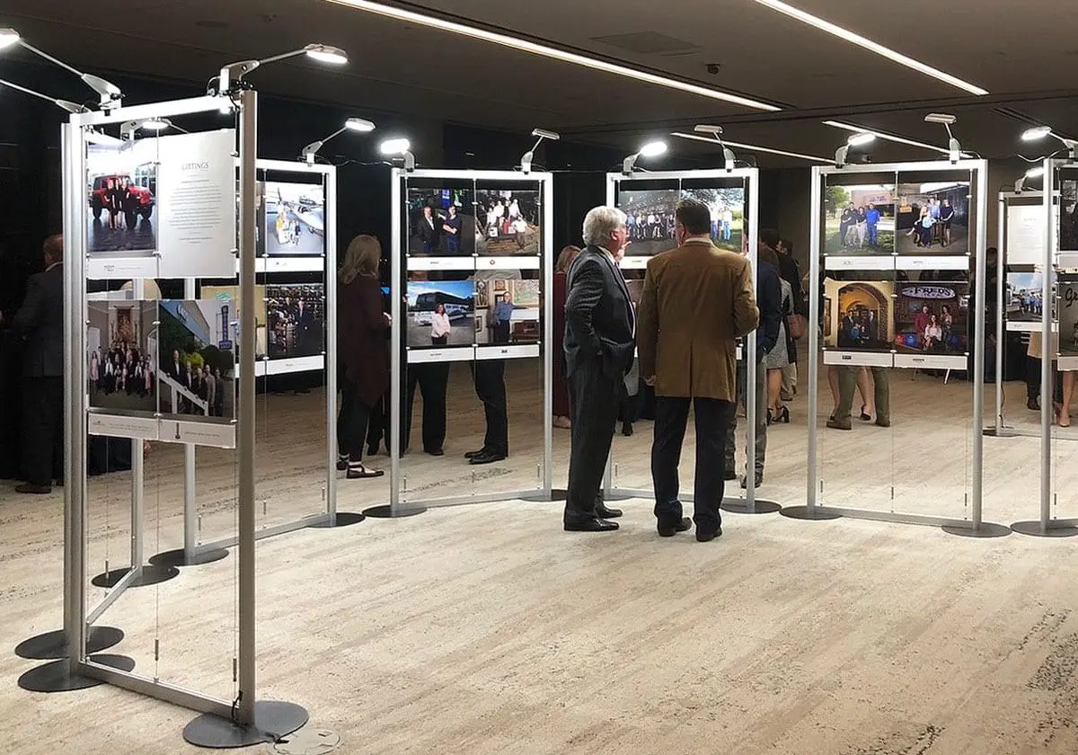 M1515 — Modular Free-Style Display Stands in an Expo Environment