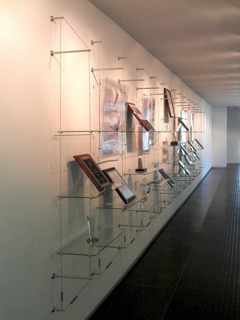 C5010 — Cable Suspended Glass Shelving / Wall-to-Wall Configuration