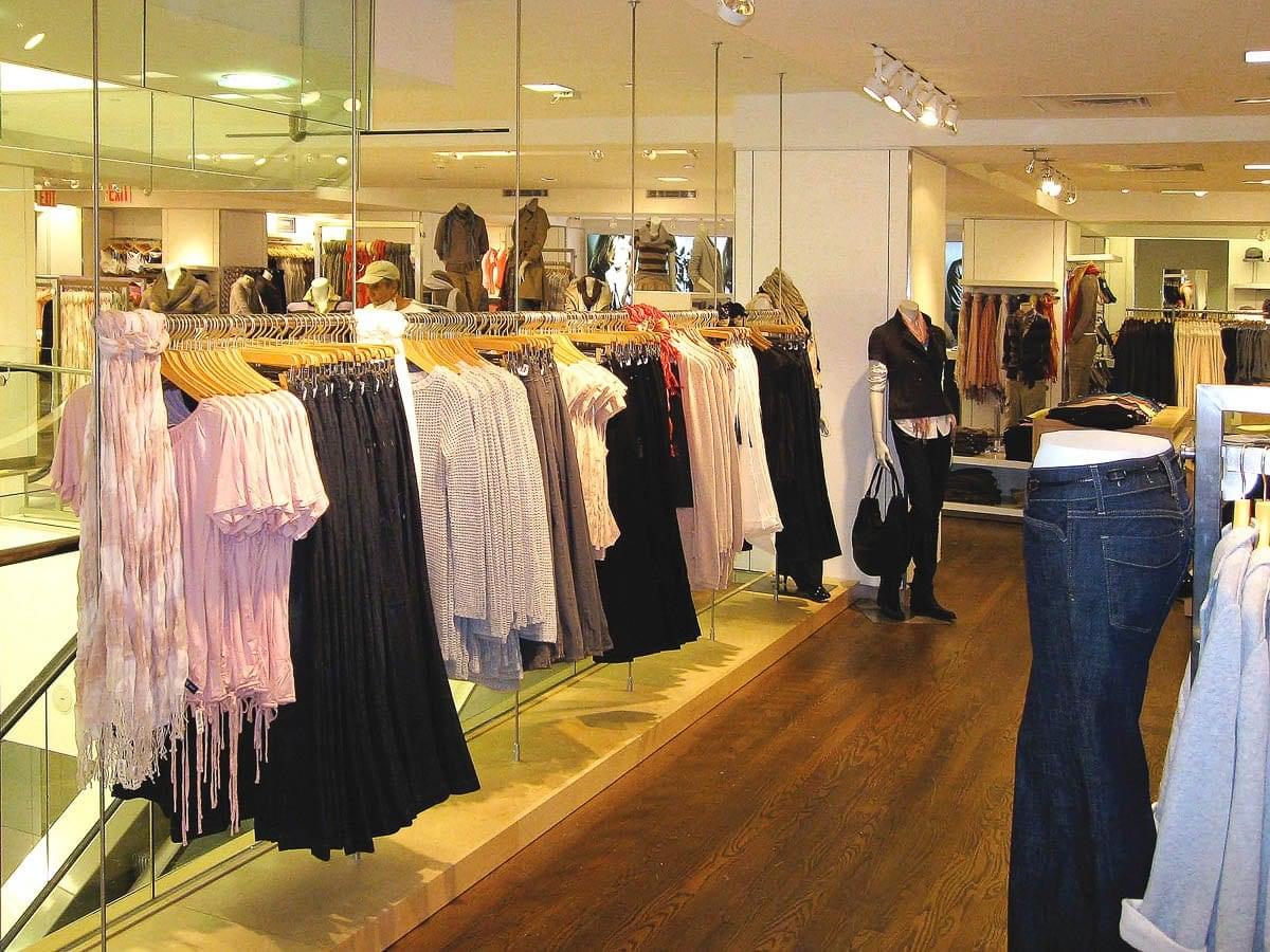 D2000 — Custom Merchandising Display / Rod Suspended Clothing Rails