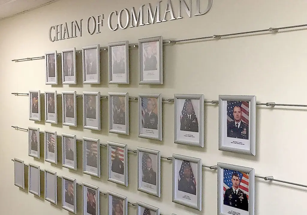 D3111 — Hook-on Photo Display with Aluminum Frames