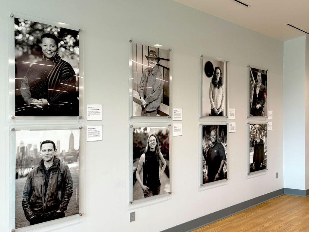 D4000 — Acrylic Photo Display Frames with Standoffs