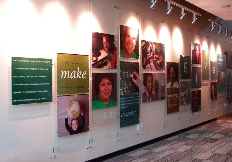 C1009 — Cable Suspended Photo and Graphic Display