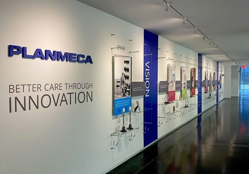 C1033 — Wall-to-Wall Cable Suspended Posters, Signage, and Glass Shelving C1033 — Wall-to-Wall Cable Suspended Posters, Signage, and Glass Shelving