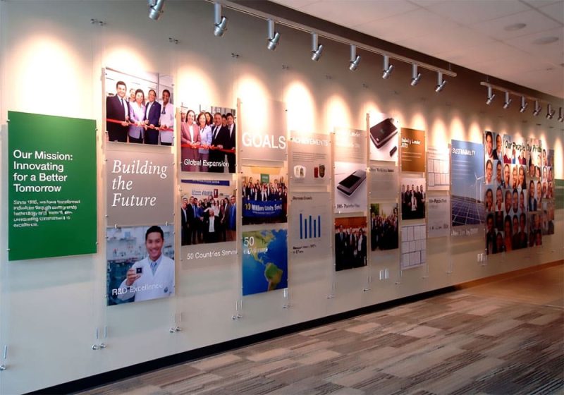 C1046 — Info-Poster Display Suspended with Cable Systems | Design Concept