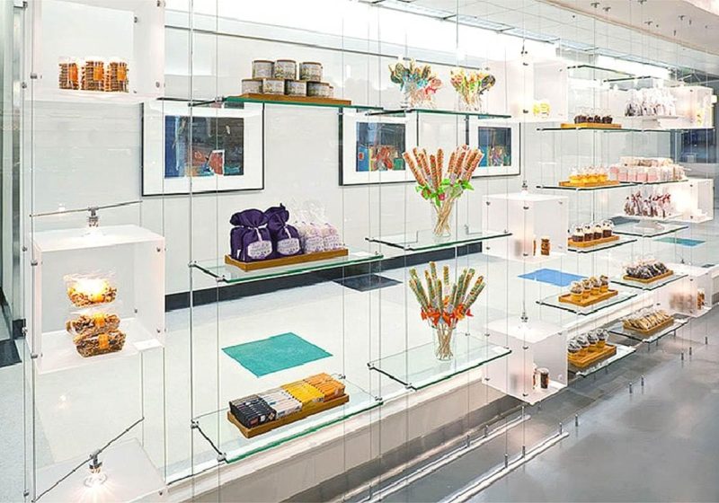 C5003 — Cable Suspended Glass Shelving and Acrylic Showcases