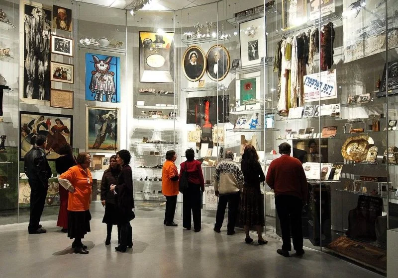 C5005 — Cable Suspended Glass Shelf Systems for Glass Cabinets C5005 — Cable Suspended Glass Shelf Systems for Glass Cabinets