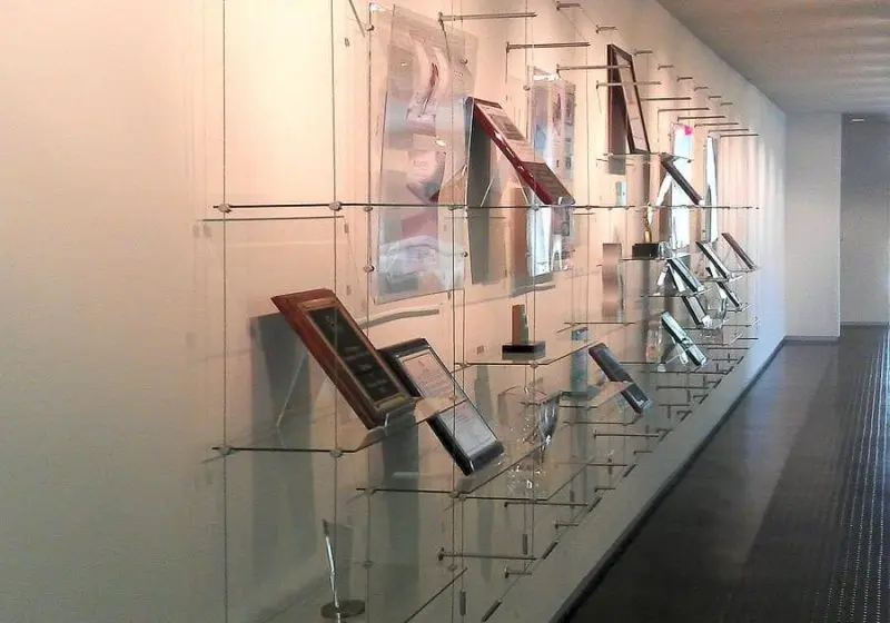 C5010 — Cable Suspended Glass Shelving / Wall-to-Wall Configuration