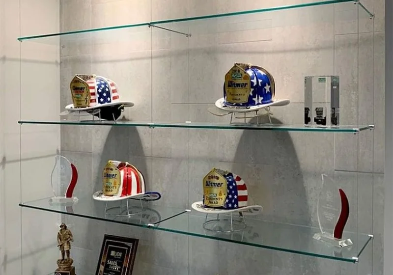 C5026 — Cable Suspended Glass Shelf Systems for Awards
