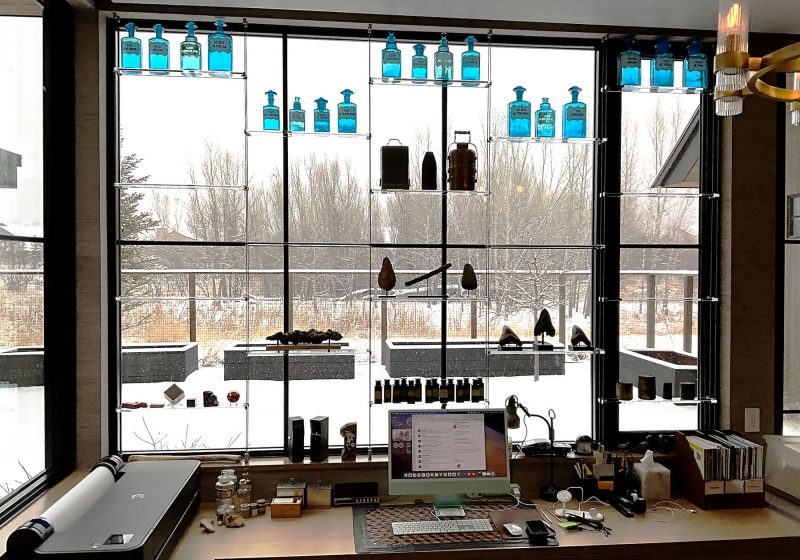 C5035 — Cable Suspended Glass Shelves for Showcasing Various Collections
