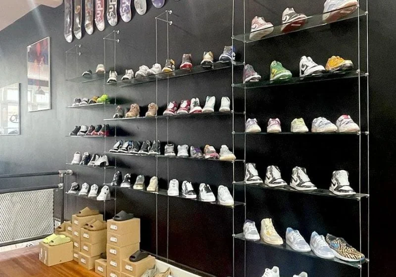 C1523 — Cable Glass Shelf Suspension Systems for Retail Store