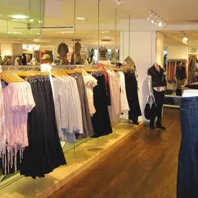 D2000 — Custom Merchandising Display / Rod Suspended Clothing Rails