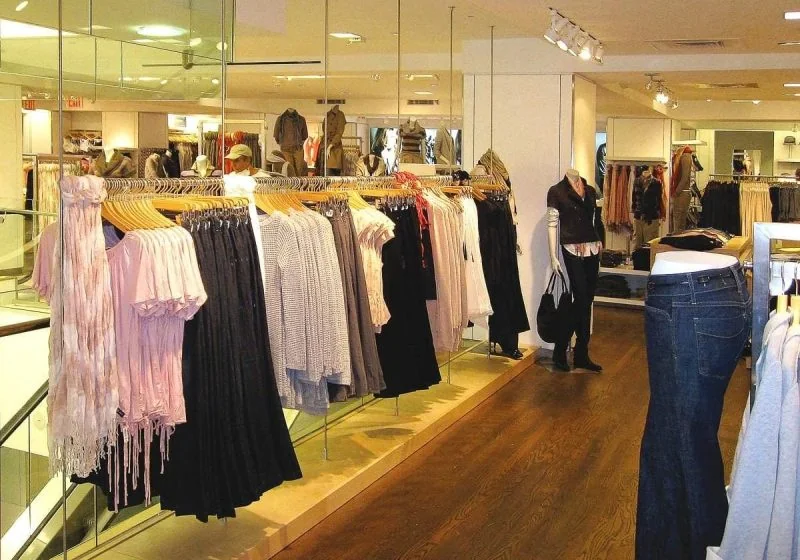 D2000 — Custom Merchandising Display / Rod Suspended Clothing Rails