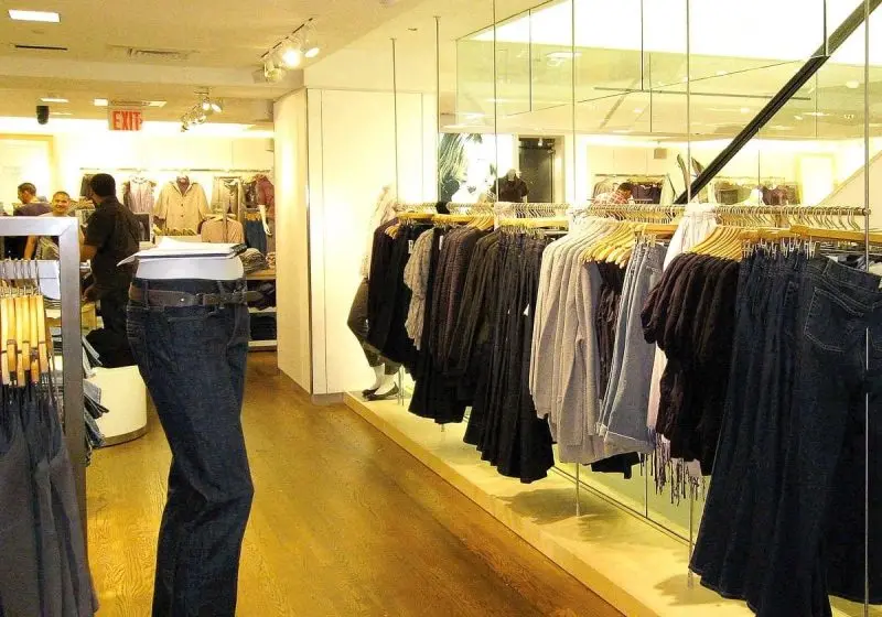 D2002 — Custom Merchandising Display / Rod Suspended Clothing Rails