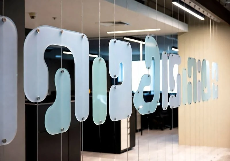 DC1815 — Office Partition Design Concept | Decorative Acrylic Paneling with Cable Hanging System