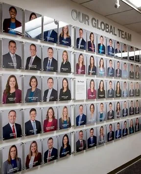 E1001 — Employee Photo Wall Display Mounted with Horizontal Rod System