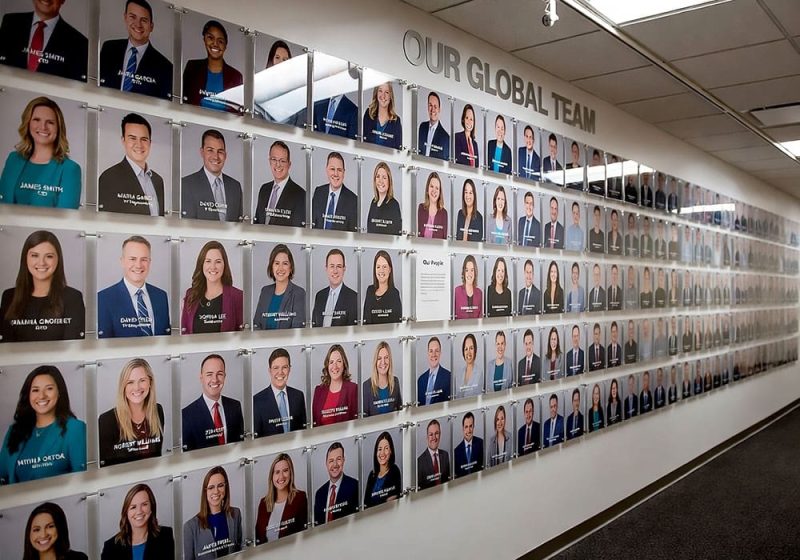 E1001 — Employee Photo Wall Display Mounted with Horizontal Rod System