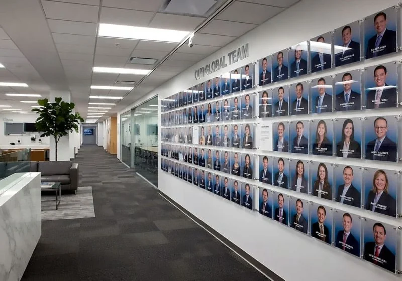 E1002 — Employee Photo Wall Display Mounted with Horizontal Rod System