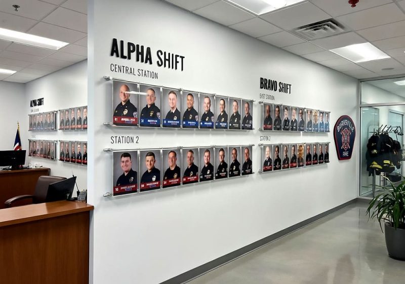 E1023 — Changeable Photo Wall Display with Hook-on Acrylic Pockets and Horizontal Rods | Design Concept