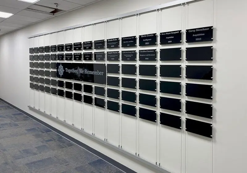 H1000 — Recognition Wall Display for US Army Mounted with Tension Cables and Rails