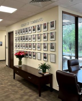 H4000 — Chain-of-Command Display with Horizontal Rod Systems and Front-Load Aluminum Frames | Design Concept H4000 — Chain-of-Command Display with Horizontal Rod Systems and Front-Load Aluminum Frames | Design Concept