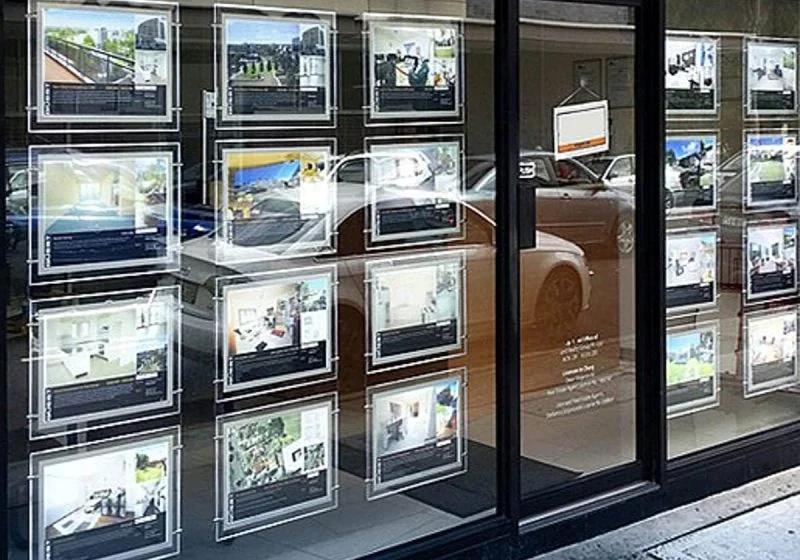 L1011 — Cable Suspended LED Window Displays for Posters