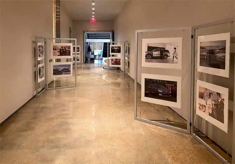 M1804 — Modular Screen-Style Display Stands with Cable Suspensions and Flexible Sides M1804 — Modular Screen-Style Display Stands with Cable Suspensions and Flexible Sides