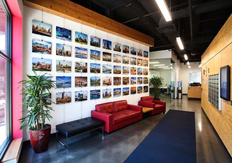P1016 — Render Photo Wall Display with Vertical Single-Rod Suspension System | Design Concept