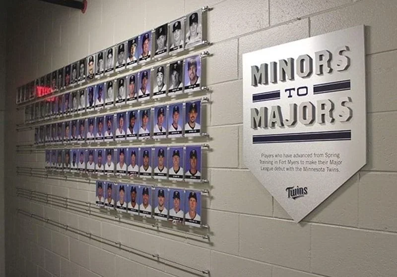 R2011 — Photo Display with Acrylic Frames on Horizontal Rods R2011 — Photo Display with Acrylic Frames on Horizontal Rods