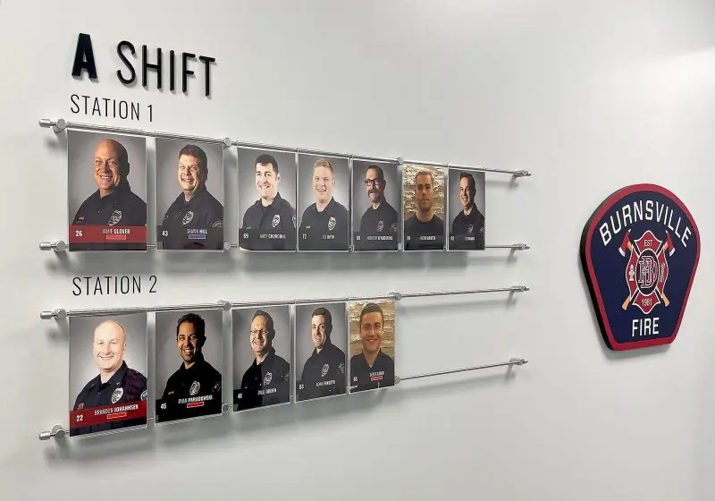 R2019 — Wall Mounted Rod Display with Acrylic Photo Holders