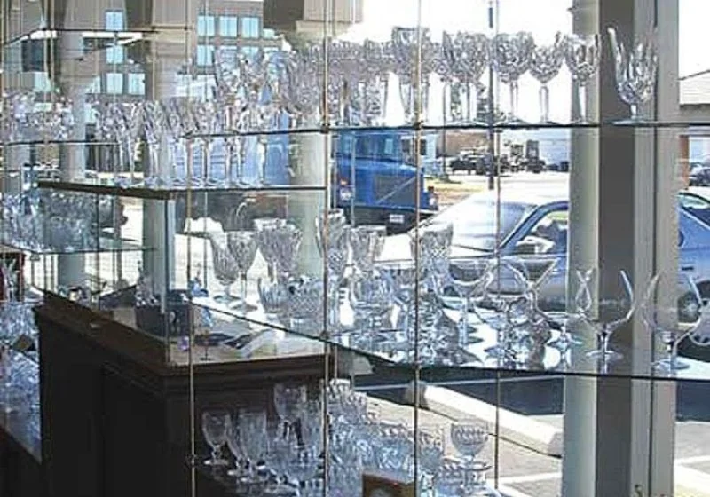 R5005 — Custom Floating Glass Shelves / Rod Suspended