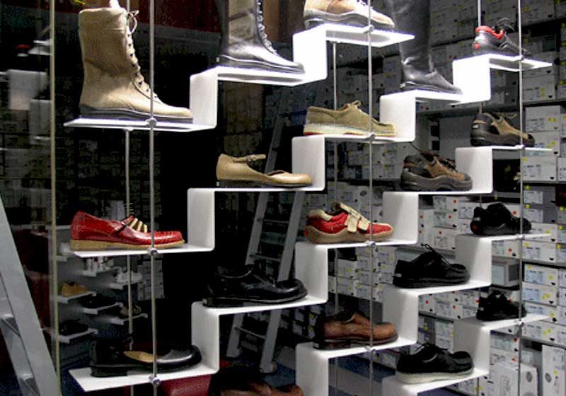 C1524 — Customizing Acrylic Shelves for Cable/Rod Suspensions / Custom Showcase Displays