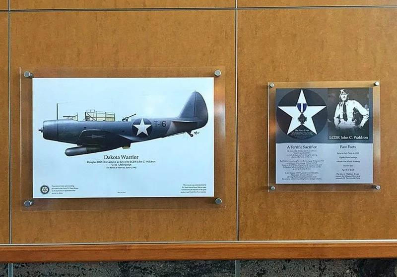 W2006 — Frameless Acrylic Frames for Photography / Standoff Wall Mounted